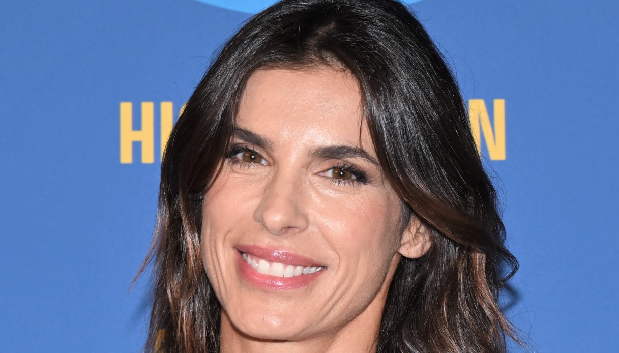 Elisabetta Canalis, maxi felpa, micro shorts e stivali XXL: il look autunnale seduce