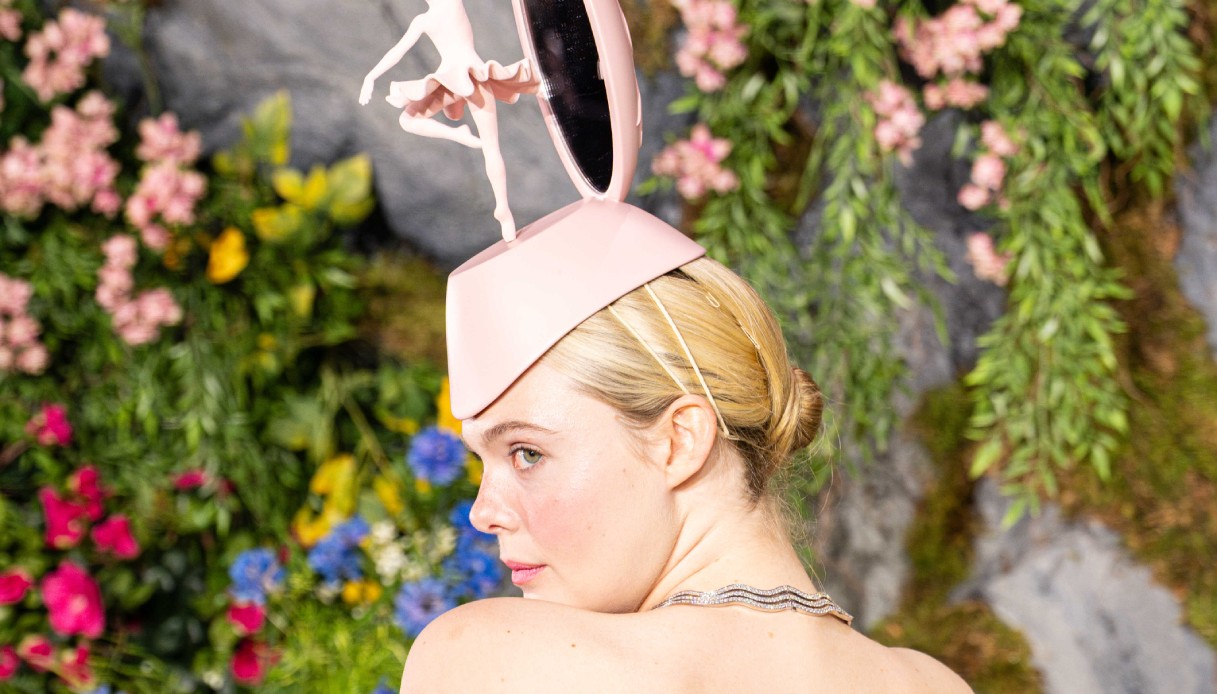 elle fanning maxi tut249 rosa e carillon sulla testa lo stravagante look da ballerina per hunger games da Dilei.it elle fanning maxi tut249 rosa e carillon sulla testa lo stravagante look da ballerina per hunger games
