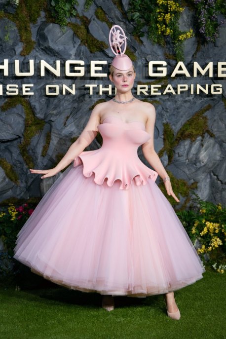 Elle Fanning vestita da ballerina alla premi&egrave;re londinese di Hunger Games