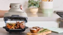 Cucini, friggi, grigli e conservi il cibo: la friggitrice ad aria che cambia le regole in cucina oggi costa la metà
