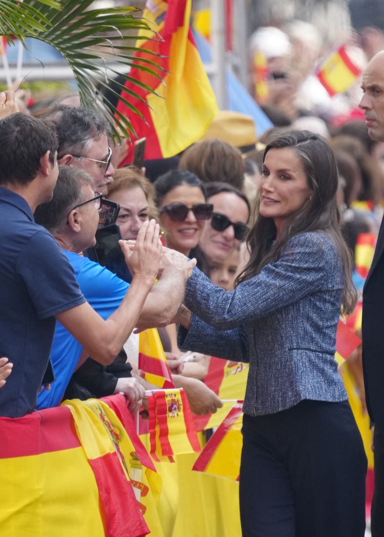 Letizia di Spagna a Ceuta con giacca riciclata