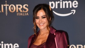 Giorgia Palmas, total burgundy con pancione (e tocco rosa shocking) a Roma