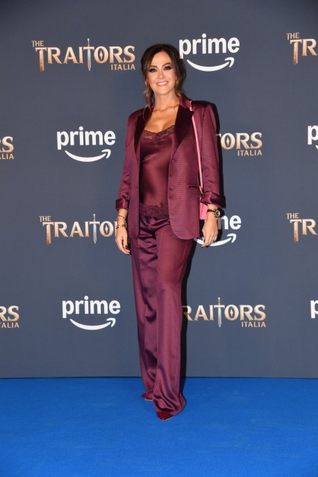 Giorgia Palmas incinta e vestita di bordeaux alla photocall di The Traitors 2 Italia
