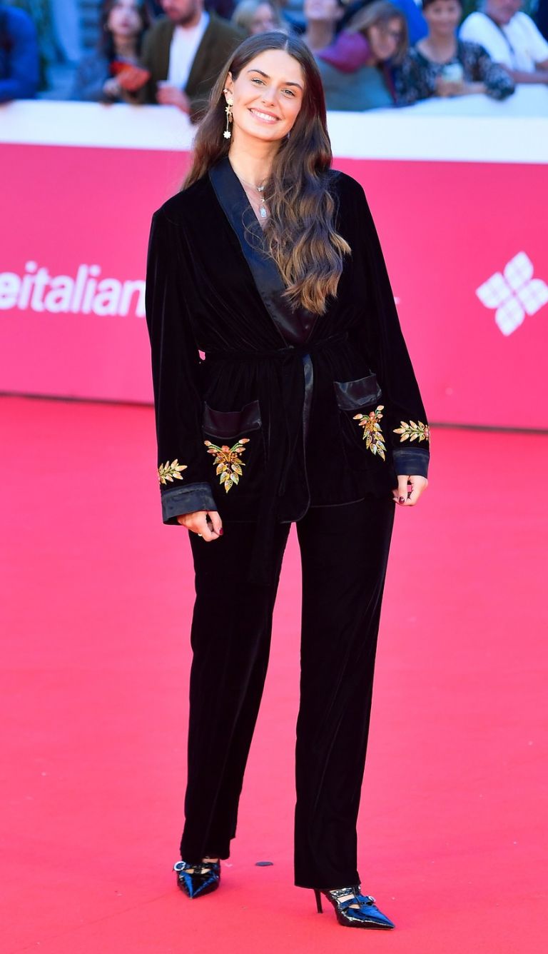 Il look di Stella Bossari con la giacca in velluto