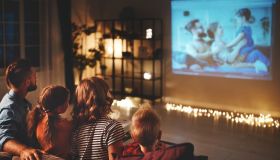 Il mini proiettore premium porta il cinema a casa tua (senza stravolgere gli spazi). Oggi in sconto