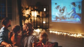 Il mini proiettore premium porta il cinema a casa tua (senza stravolgere gli spazi). Oggi in sconto