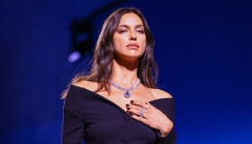 Irina Shayk, il total black con gonna trasparente in passerella alla Paris Fashion Week 2026