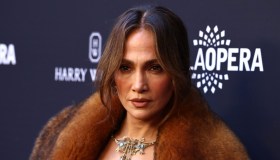 Jennifer Lopez porta il dramma (della moda) all’opera tra scollatura, fiori e pelliccia