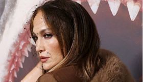 Jennifer Lopez regina d’autunno a Parigi. Il dettaglio furry del suo look da copiare anche in città