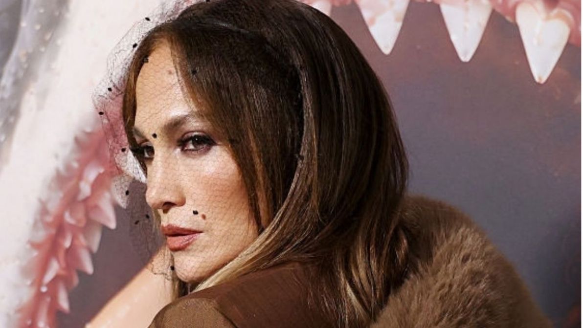 Jennifer Lopez regina d’autunno a Parigi. Il dettaglio furry del suo look da copiare anche in città