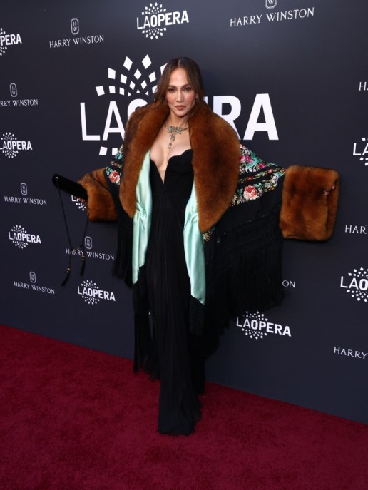 Jennifer Lopez porta il dramma (della moda) all'opera tra scollatura, fiori e pelliccia