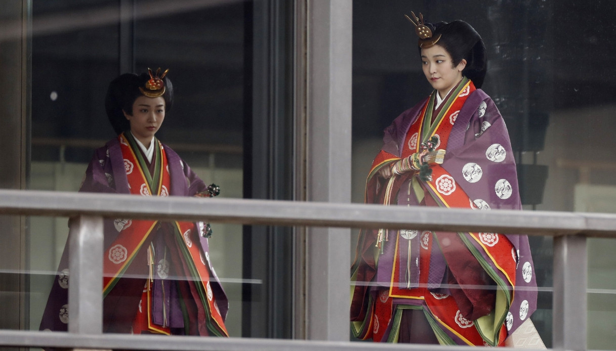 Le Principesse Kako e Mako del Giappone arrivano alla cerimonia di intronizzazione dell'Imperatore Naruhito