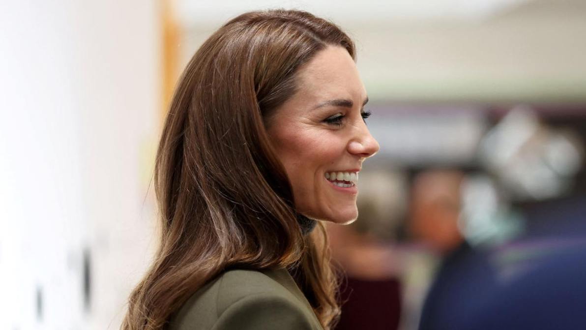 Kate Middleton a negozio di beneficenza, la battuta sul cappotto: “Raddoppiamo il prezzo”