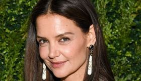Katie Holmes con il bomber di pelle bordeaux è la nuova ossessione. L’alternativa economica per replicare il look
