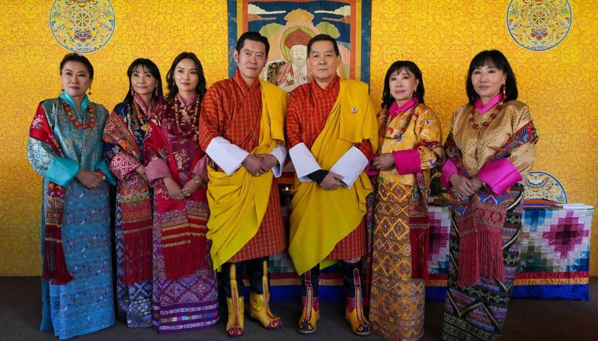 La 117&ordf; Festa Nazionale a Changlimithang. Accanto all'attuale Re c'&egrave; il padre, ex re del Bhutan