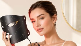 La maschera a led a luce rossa che trasforma la pelle del viso ora costa quasi la metà
