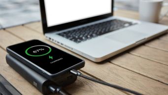 Abbiamo trovato il power bank salva smartphone (a prova di emergenze) che ricarica la batteria per più giorni