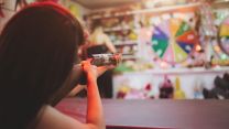 A 9 anni scopre il talento al luna park, a 11 anni Mia è la più forte d’Italia al tiro a segno
