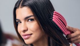 Arriva dal Giappone la spazzola anti-crespo che scioglie i nodi e massaggia la cute: cambierà per sempre il tuo modo di pettinarti