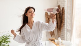 Fatti un regalo: l’asciugacapelli rosa di BaByliss con funzione anticrespo oggi costa meno della metà