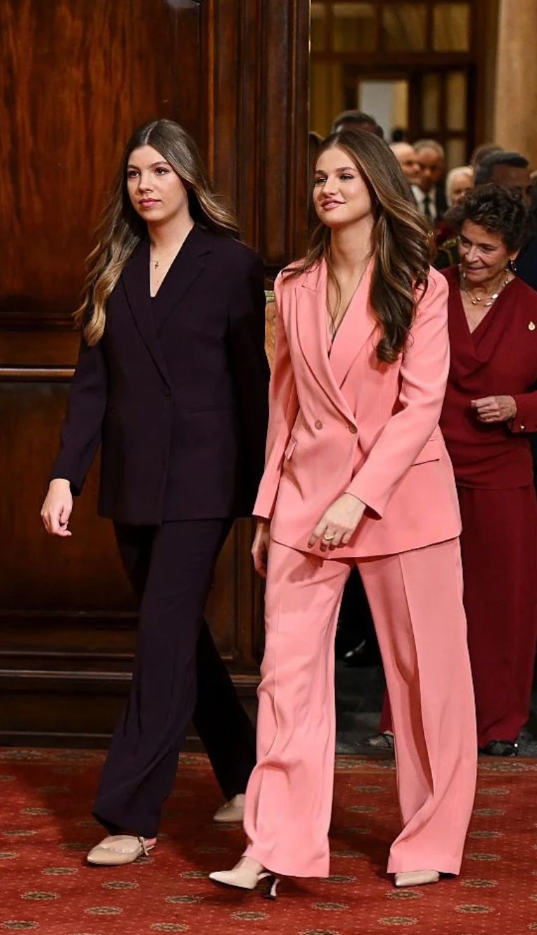 Leonor di Spagna in tailleur rosa con la sorella