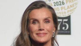 Letizia di Spagna stupisce con la scollatura particolare, l’abbraccio con Isabelle Allende alla consegna del Premio