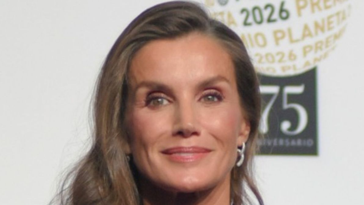 Letizia di Spagna stupisce con la scollatura particolare, l’abbraccio con Isabelle Allende alla consegna del Premio
