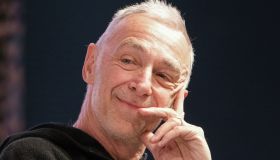 Linus ha un tumore, in tv con la fasciatura all’orecchio: “Come Van Gogh”. L’annuncio con la sua ironia