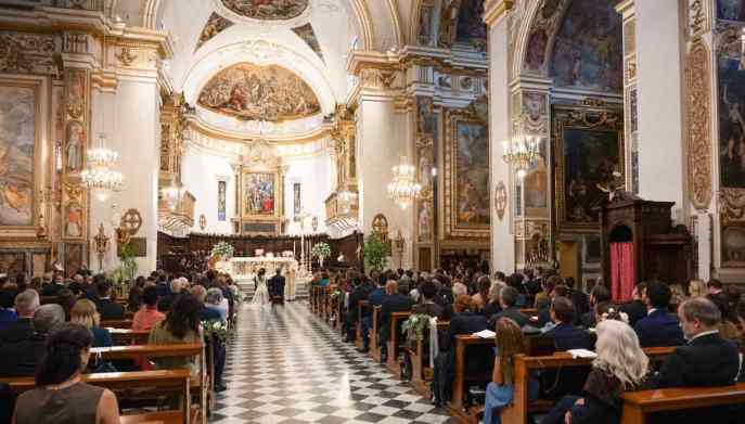 Navata centrale della Cattedrale e gli affreschi laterali
