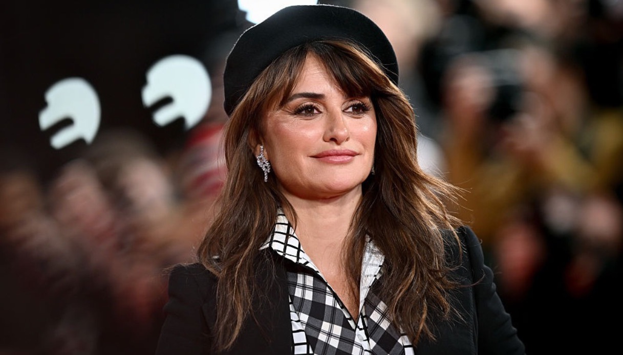 Penélope Cruz consacra il ritorno del basco. È l’accessorio autunnale che fa subito couture