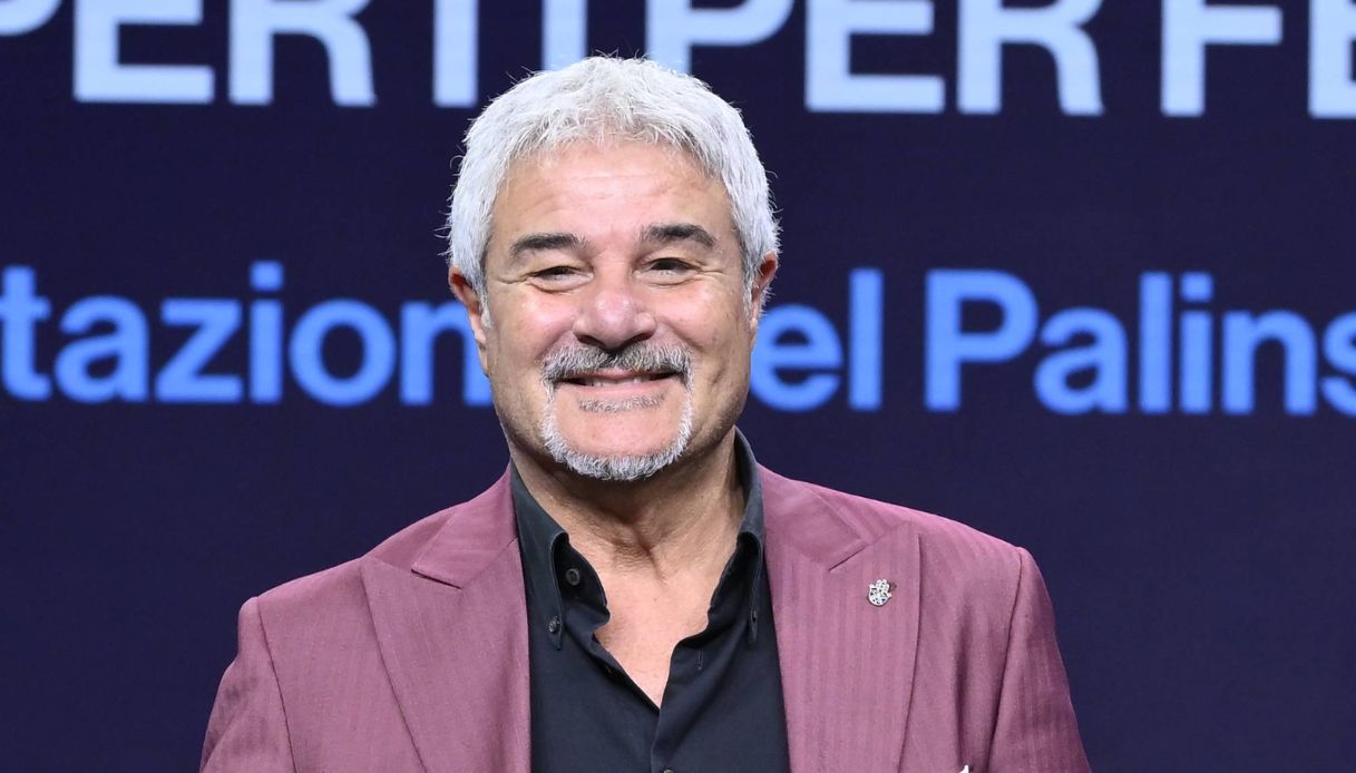 pino insegno in tv con una vistosa sciarpa al collo ho fatto un intervento da Dilei.it pino insegno in tv con una vistosa sciarpa al collo ho fatto un intervento