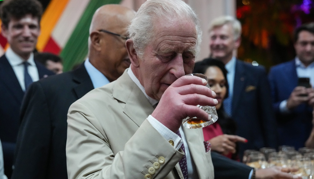 Re Carlo III assaggia il rum in Guyana