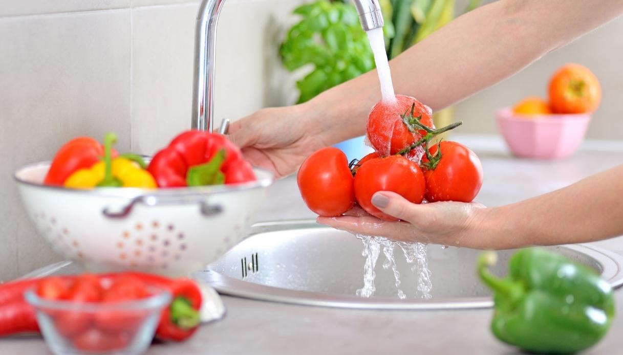Salmonella nei pomodorini: tra richiami e paura in cucina, basta davvero lavarli? I consigli del nutrizionista