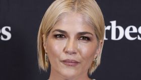 Prova ad aprire il portellone e aggredisce una hostess: Selma Blair arrestata in volo