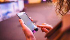 “La mia vita è di nuovo mia”, cancella Instagram per un anno: essere offline è il suo atto di libertà