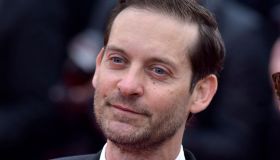 Tobey Maguire celebra il matrimonio dell’ex moglie ad appena 19 giorni dal divorzio. Cos’è successo al primo Spider Man