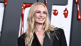 Uma Thurman, un blazer come abito e niente più: sul look sartoriale che ha sedotto New York
