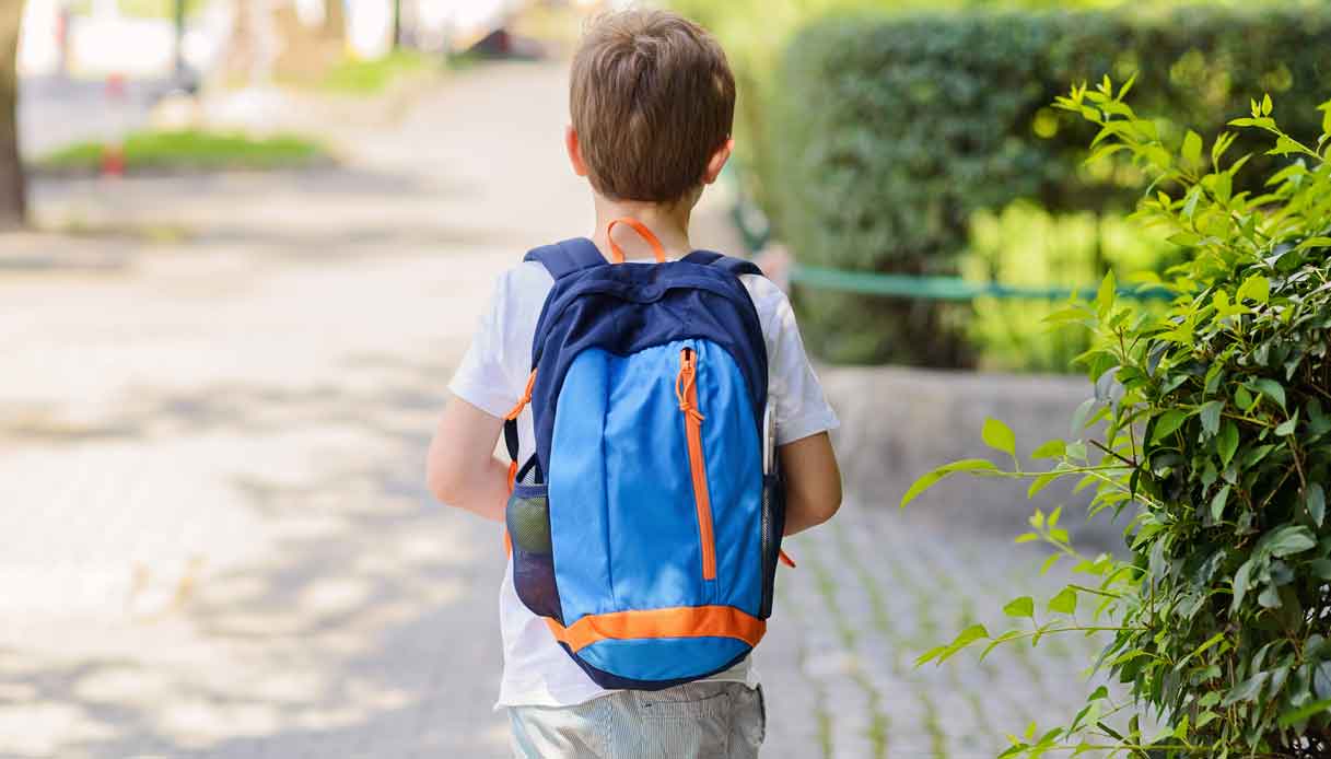 Un bambino chiede ai passanti di accendergli una sigaretta, l’esperimento sociale contro lo smog commuove