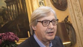 Vittorio Sgarbi, la casa-museo con oltre 10mila libri e una collezione di opere d’arte
