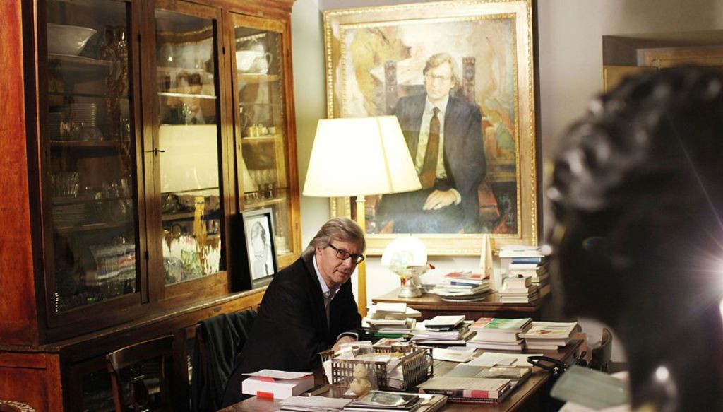 Vittorio Sgarbi nella sua casa di Roma