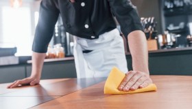 La storia di Acky Khan, da addetto alle pulizie a imprenditore con 50 locali: come ha fatto