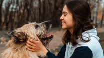 Cani e gatti ci fanno stare meglio: perché il loro amore fa bene alla mente