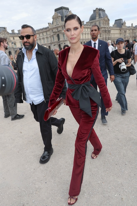 Bianca Balti a Parigi con completo in velluto bordeaux, fiocco nero e pantaloni slim