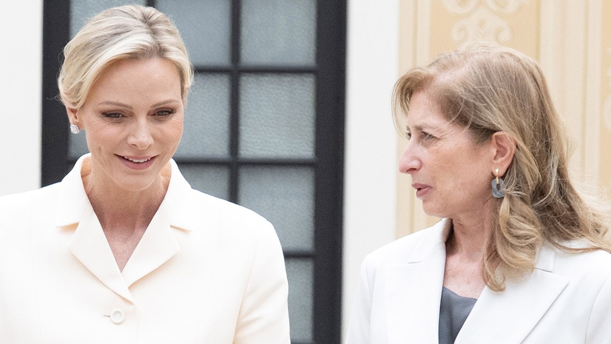 Charlene di Monaco e Laura Mattarella, tailleur bianchi a confronto. E tra loro spunta Gabriella