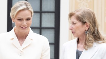 Charlene di Monaco e Laura Mattarella, tailleur bianchi a confronto. E tra loro spunta Gabriella