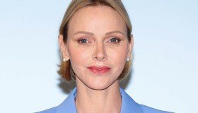 Charlene di Monaco ci riprova col tailleur, ma qualcosa non convince