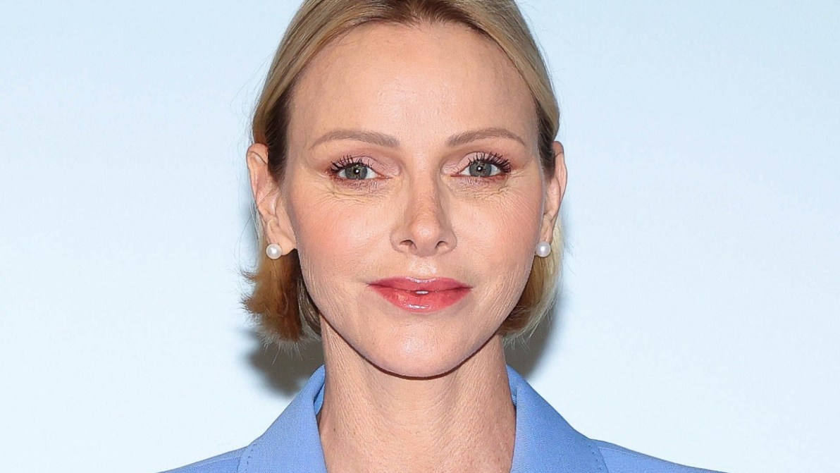 Charlene di Monaco ci riprova col tailleur, ma qualcosa non convince