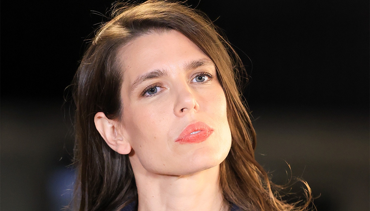 Charlotte Casiraghi single con Alexandra di Hannover, il fascino indiscreto del nero