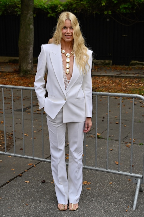 Claudia Schiffer alla Paris Fashion Week con tailleur bianco Chlo&eacute;, body in pizzo e maxi collana