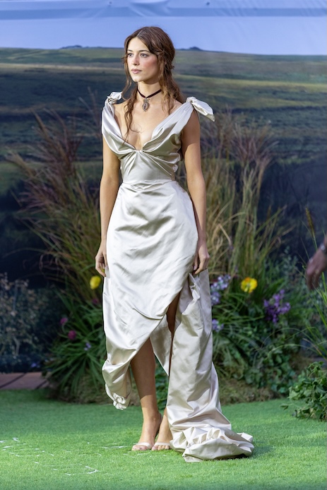 Daisy Edgar-Jones alla premi&egrave;re di Ragione e Sentimento a Londra con abito Vivienne Westwood in satin champagne e choker Boucheron.